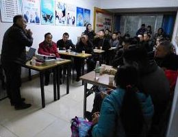 与学员进行技术交流